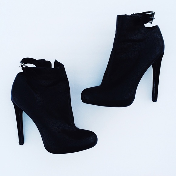 Black Buckle Booties 💕