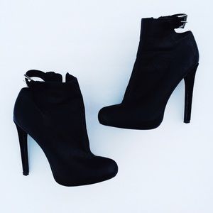 Black Buckle Booties 💕