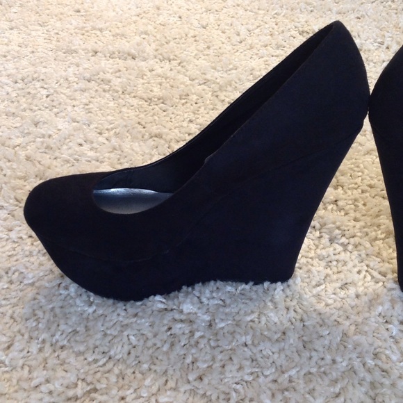 ❌SOLD❌Never Worn Black Wedges - Picture 2 of 3
