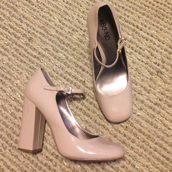 Nude thick heeled pumps