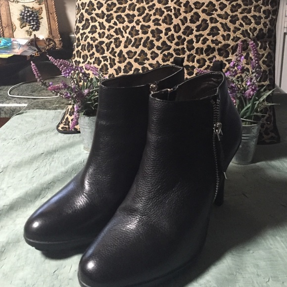 TAHARI TA TERRY LEATHER BOOT SIZE 8.5 M