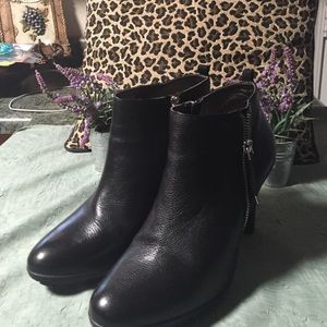 TAHARI TA TERRY LEATHER BOOT SIZE 8.5 M