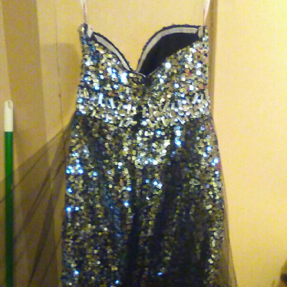 Prom dress or formal dace - Picture 2 of 3