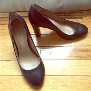 Banana republic black round toe pumps - size 7.5