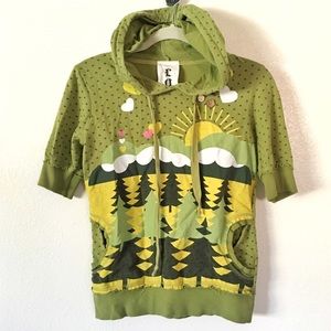 Short sleeve sweatshirt.