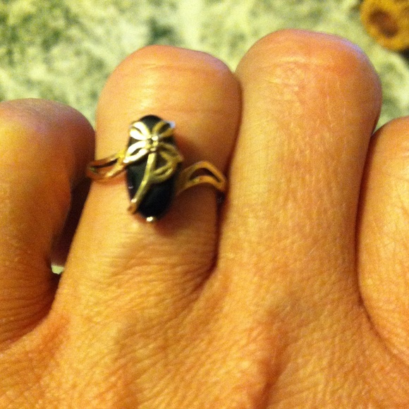 10 kt black onyx ring. Band broke in half.