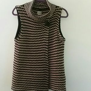 Chico ' s black and tan sleeveless sweater