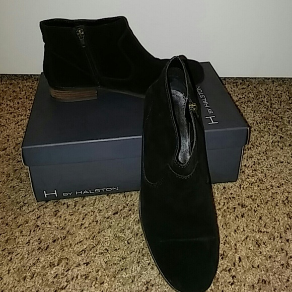 Super cute black booties!