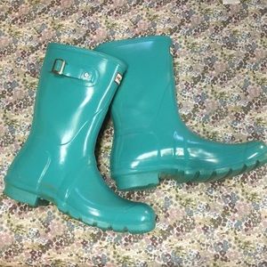 Bright turquoise hunters!