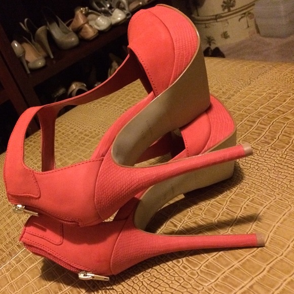 Beautiful Coral Sandals - Picture 3 of 6