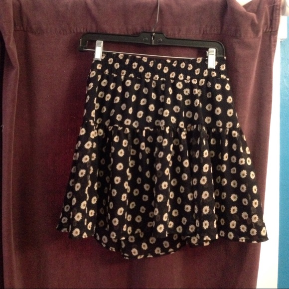 Dresses & Skirts - cute floral skirt