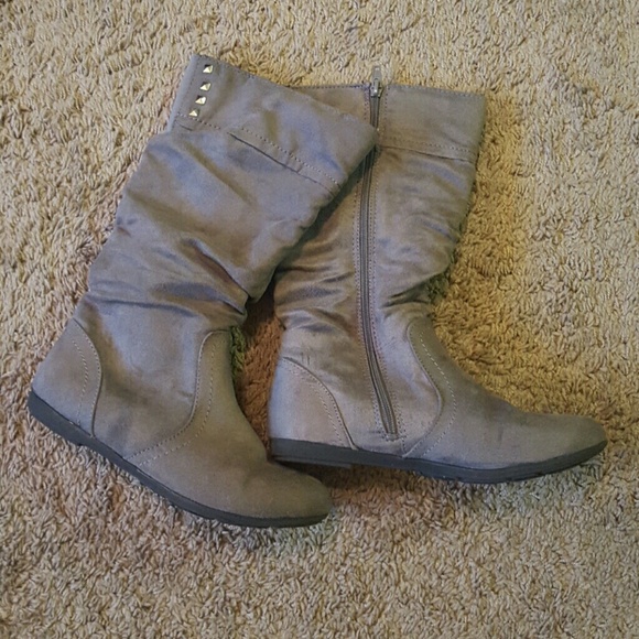 *must go* Size 6 gray suede boots