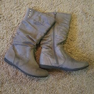 *must go* Size 6 gray suede boots