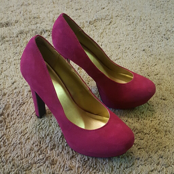 *MUST GO TODAY* Size 7 magenta suede pumps