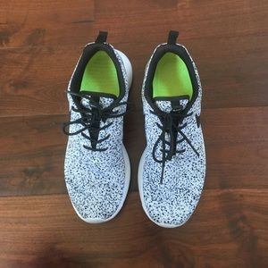 Speckled Nike roshe runs