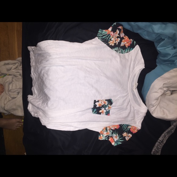 3 TEE SHIRTS, 2 VS PINK 1 HCO