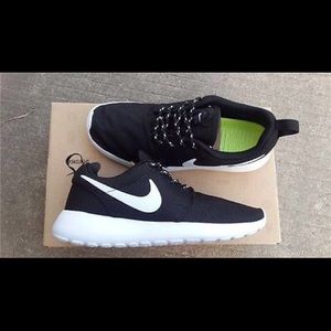 Black and White Roshe Runs