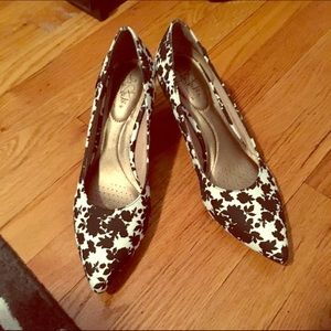 NWT black and white pumps