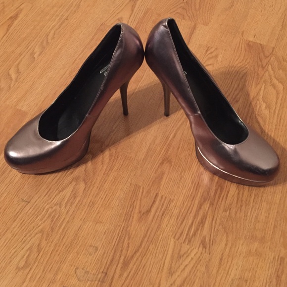 🍾HP 1/11🍾 Glaze Pewter Silver Heels - Picture 2 of 3