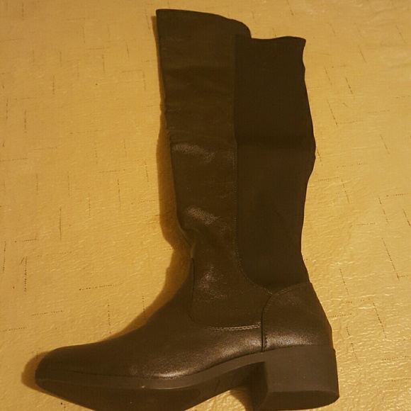 NEW BOOTS NEVER BEEN WORN
