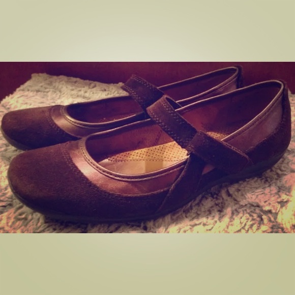 NATURALSOUL by NATURALIZER Brown suede Mary Janes