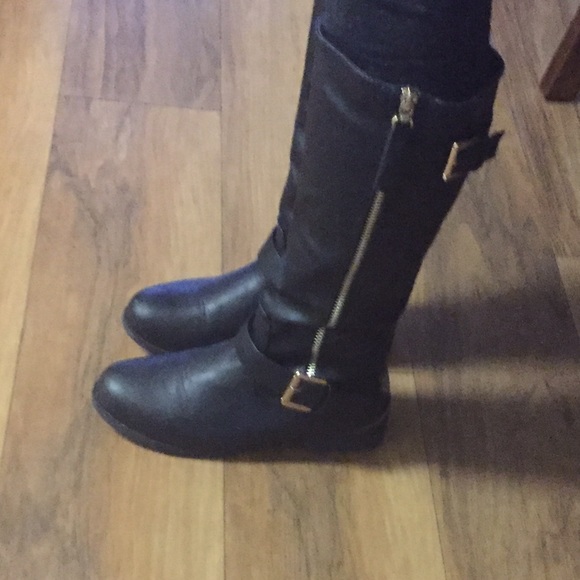 Boots!!! I'm selling boots (: