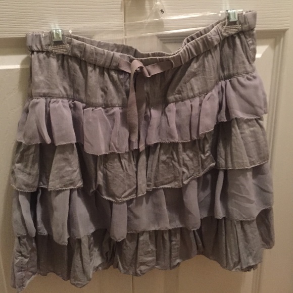 Old Navy ruffled gray skirt