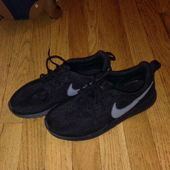 All black roshes (women's)