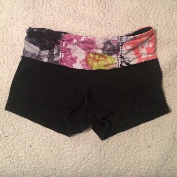 lululemon boogie shorts *VINTAGE* size 4