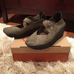 Bernie MeV woven gold iridescent wedges