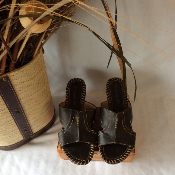 AMERICAN EAGLE CLOGS SIZE 6 - Picture 2 of 4