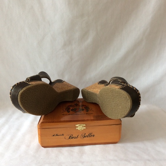 AMERICAN EAGLE CLOGS SIZE 6 - Picture 3 of 4