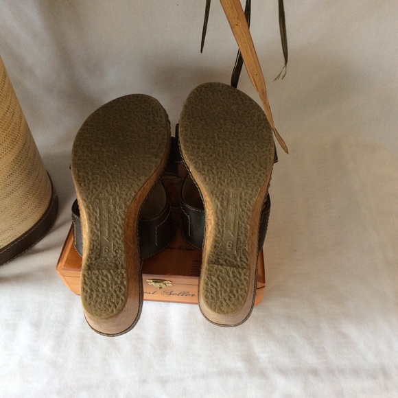 AMERICAN EAGLE CLOGS SIZE 6 - Picture 4 of 4