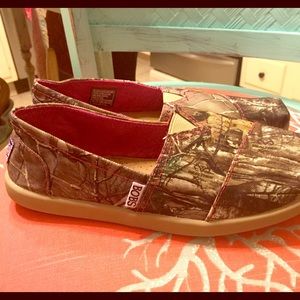 Bob's Camo & Hot Pink Slip Ons Comfy 😍