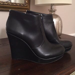 Jessica Simpson black booties