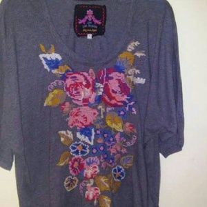 Ladies 3/4 sleeve embroidered tee. Pre lovely!