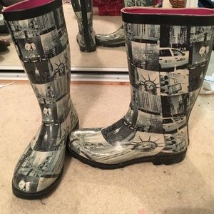 CLOSET CLOSING Black and white New York rain boots