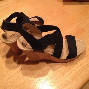Black & Tan Wedge Sandals!