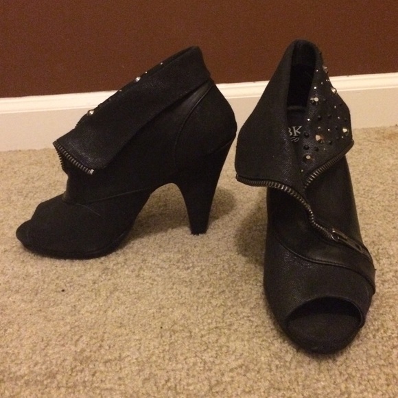 Zip up black heels