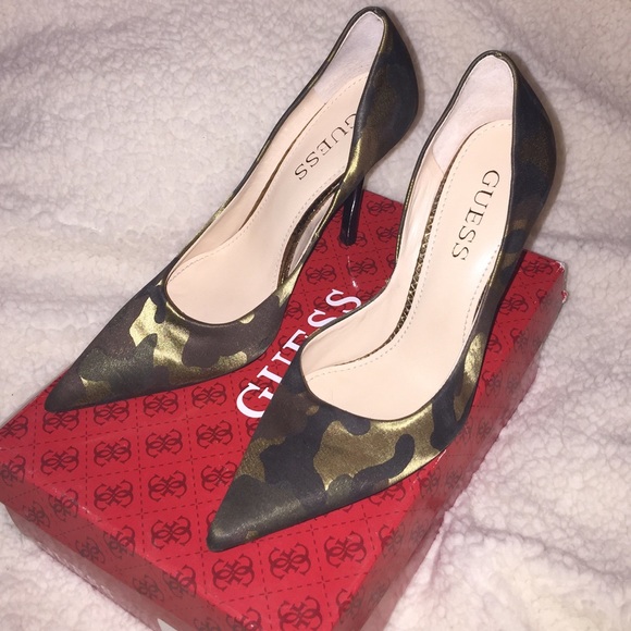 Guess green multi satin