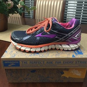 Brooks Adrenaline GTS 15 tennis shoes