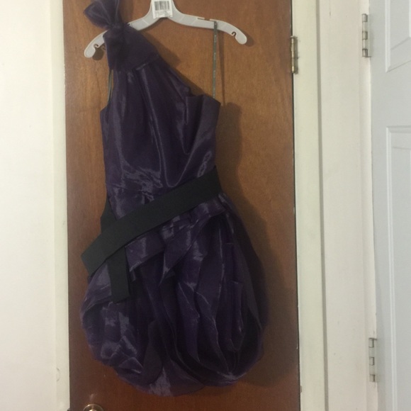 One shoulder organza dress with black belt.