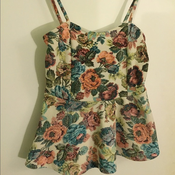 NWOT🚨2017 SPRING TREND ALERT🚨Vintage Floral Top