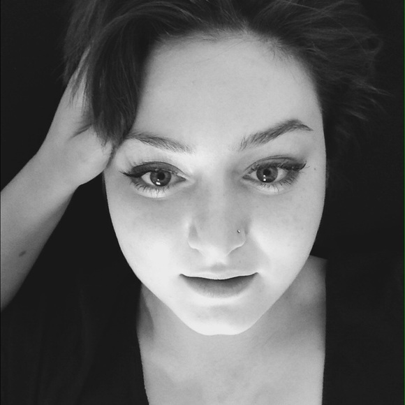 Meet your Posher, Briana - Picture 2 of 3