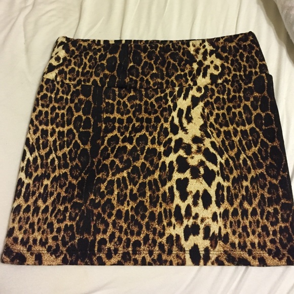 Tight leopard print skirt