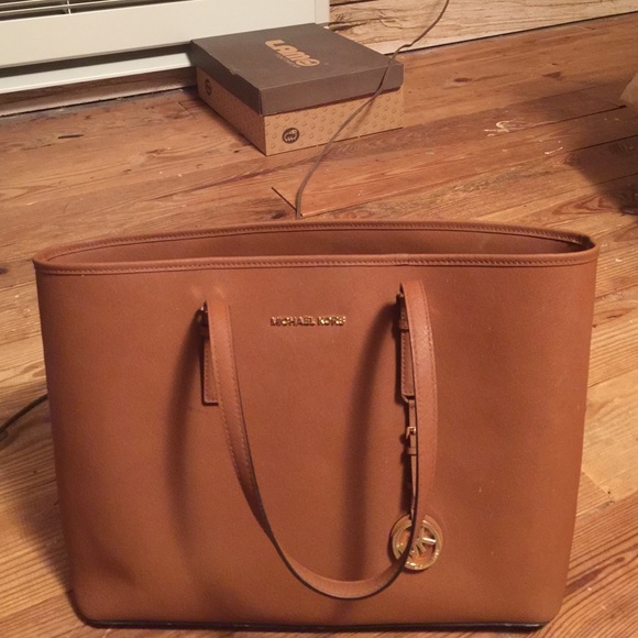 Authentic Michael Kors Large Leather Tote, w/dustc
