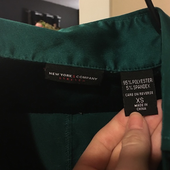 Sale💕 New York & Company green silk fitted blouse - Picture 3 of 4