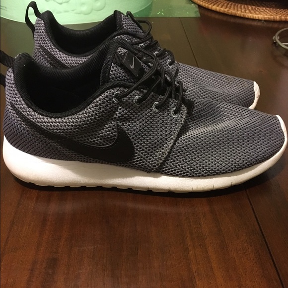Nike roshe running shoes women's size 7