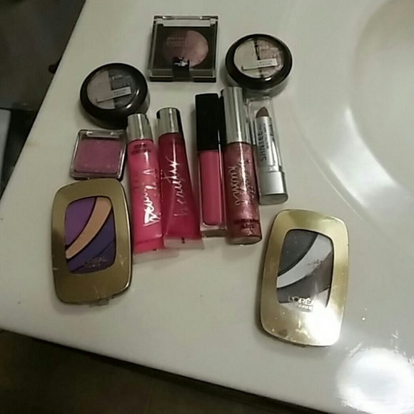 Bundle of lipglosses n eyeshadows