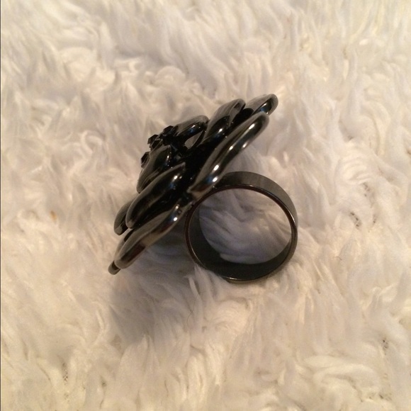 Black floral statement ring Sz. 8 - Picture 2 of 3